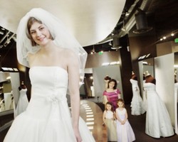 Bingung Memilih Gaun Pengantin yang Tepat? Ini Tipsnya!