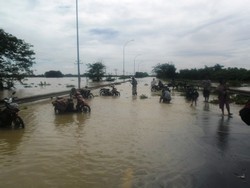 Tol Merak Masih Direndam Banjir 1 Meter, Macet Mengular Hingga 15 Km