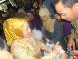 Kunjungi Korban Banjir, Gubernur Atut Bawa 1000 Paket Bantuan