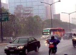 BMKG: Angin Kencang & Hujan Masih akan Melanda Jakarta Dalam 2 Hari Ini