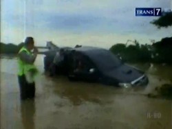 Mobil Nekat Terobos Banjir Merak, Terseret Arus