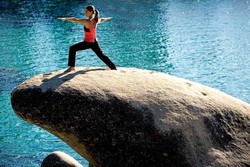 7 Tempat Tak Biasa untuk Lakukan Yoga Saat Traveling