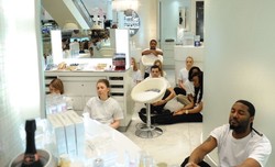 Di London, Turis Bisa Meditasi Massal di Department Store