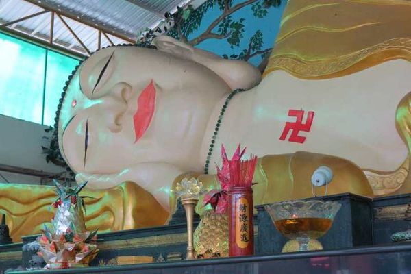 Buddha Raksasa Tertidur di Bogor
