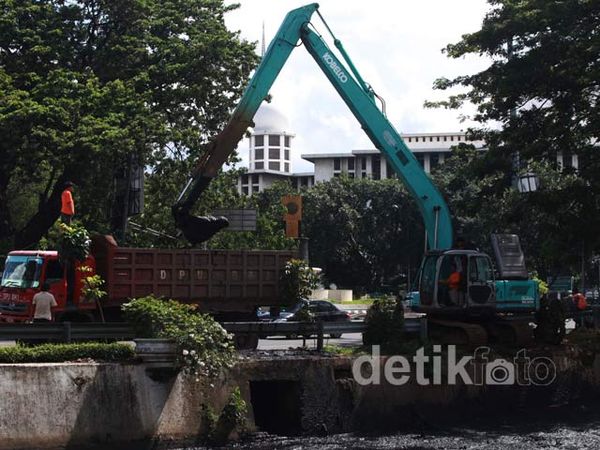 Pengerukan Sungai Ciliwung