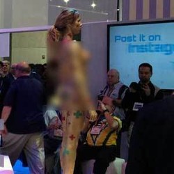 Booth Babes CES, 4 Wanita Nyaris Bugil