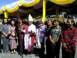 Dahlan Pakai Baju Khas Batak di Penyerahan Bandara Silangit Tapanuli