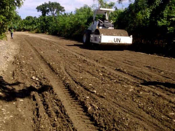 TNI Perbaiki Jalan Sepanjang 40 Km di Haiti