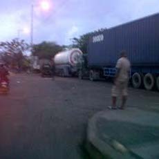 Macet Parah, Polisi Terus Atur Lalin Kalianak - Margomulyo