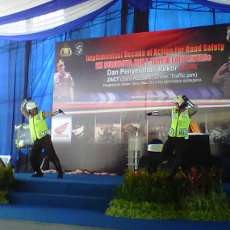 Aksi Caiya-caiya Polisi di Taman Bungkul