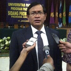 Pramono Anung Raih Gelar Doktor dengan Yudisium Cumlaude 