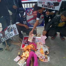 9 Orang Bakar Foto Andi dan Angie dengan Ritual Cina di Medan