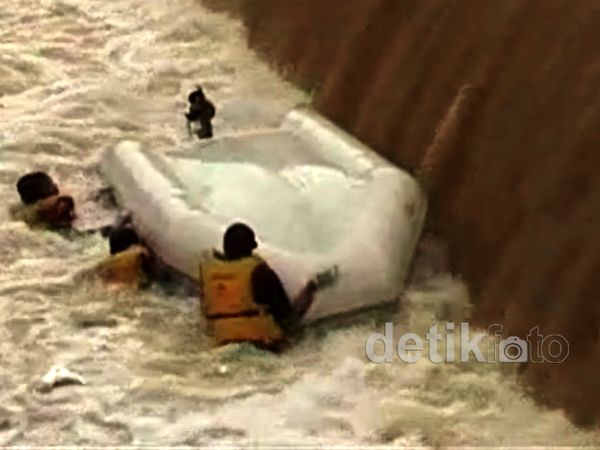 Perahu SAR Terbalik, Satu Orang Kritis