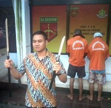 Samurai Penjambret Nyaris Menebas Polisi