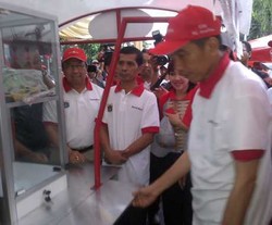 28 Gerobak PKL Diserahkan, Jokowi: Biar Jualan Nggak Sembarangan