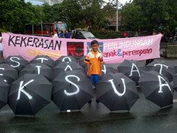 Puluhan Orang Gelar Aksi Tolak Kekerasan Seksual kepada Anak di HI