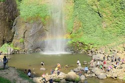 Wuih! Segarnya Liburan di Curug Cimahi