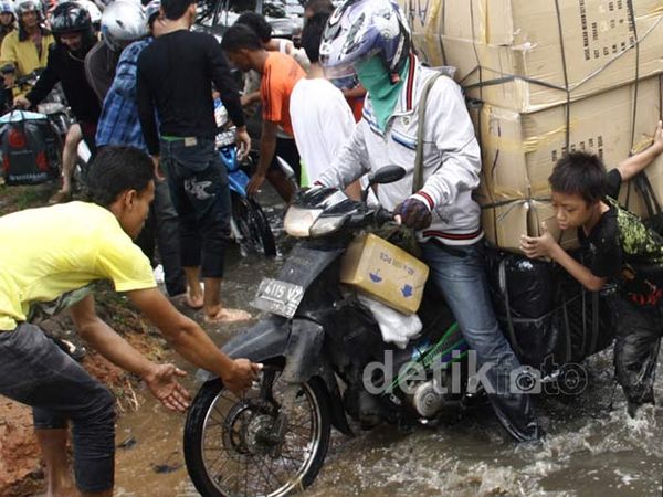 Mengais Rejeki di Tengah Banjir