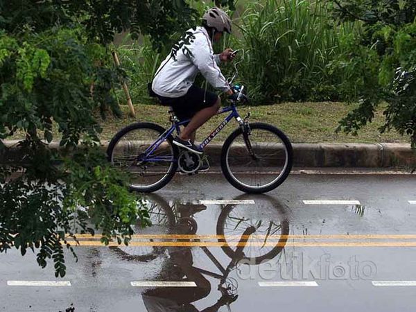 Warga Manfaatkan Jalur Sepeda BKT