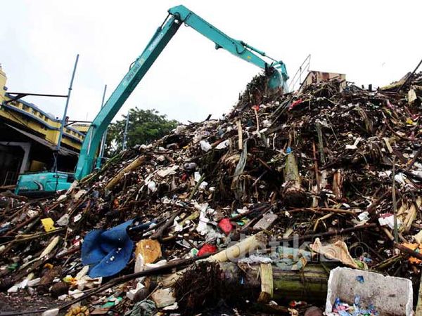Sampah di Pintu Air Manggarai Menggunung