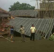 Warung-warung Pantai Papuma di Jember Hancur Diterjang Ombak
