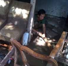 Disapu Banjir Lumpur, Puluhan Ayam Milik Warga Mati