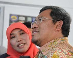 HUT Pernikahan, Heryawan Hadiahkan Istri Buku Seharga Rp 75 Ribu