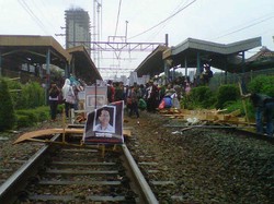 Stasiun Pondok Cina Diblokir Massa, Penumpang KRL Terlunta-lunta