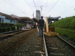 Stasiun Pondok Cina Diblokir Massa, KRL dari Bogor Hanya Sampai Depok