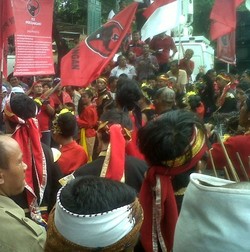 Ratusan Simpatisan Partai Joget di KPU, Jl Imam Bonjol Masih Macet