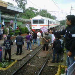 Perjalanan KRL Terganggu Akibat Demo di Tengah Rel Stasiun Pondok Cina