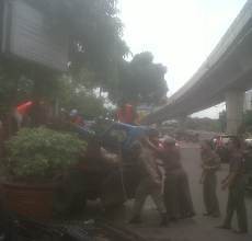 Pemkot Jaksel Bersihkan Billboard, Pos Ojek & Telepon Umum Rusak di Prapanca