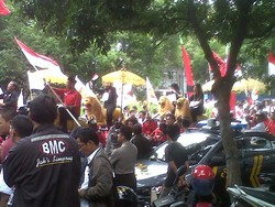 Undian Nomor Urut, Massa PDIP Atraksi Sisingaan di Depan KPU