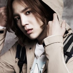 5 Pose Cantik Jang Geun Suk