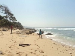 Pantai Jonggring Saloko, Satu Lagi Pantai Cantik di Malang