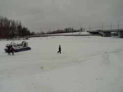 Di Rusia, Traveler Bisa Jalan-jalan di Atas Sungai Beku