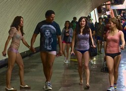 No Pants Day! Hari Tanpa Celana di Subway Meksiko