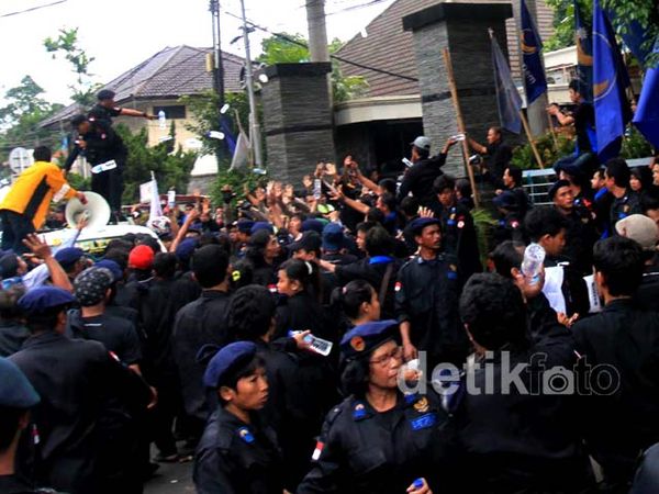 Demonstrasi Garda Nasdem Ricuh