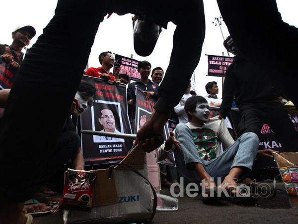 PKL Tolak Penggusuran oleh PT KAI