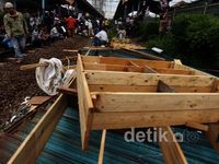 Aksi Mahasiswa Bikin KRL Lumpuh