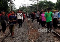 Jalur KRL Diblokir, Penumpang Long March