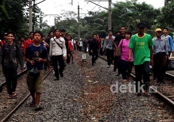Jalur KRL Diblokir, Penumpang Long March