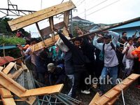 Penumpang Bongkar Paksa Blokade Pedagang