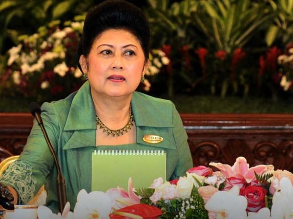 Ibu Ani Kumpulkan Istri-istri Menteri