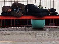 Rel Diblokir Penumpang Terlantar