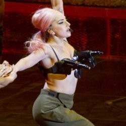 Dor! Ada Pistol di Bra Lady Gaga