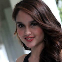 Cinta Laura Bikin Fashionline CLK