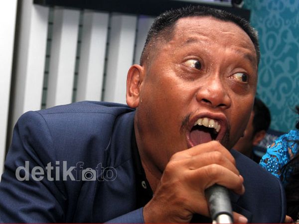 Gaya Ngocol Tukul Saat Karaoke