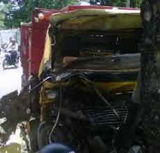 Kecelakaan 2 Truk dan Pick Up di Jemursari, Sopir Truk Tewas