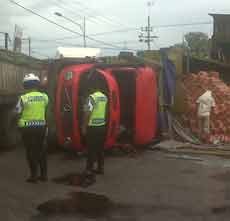 Puluhan Ton Cat Berserakan di Jalur Pantura Tuban